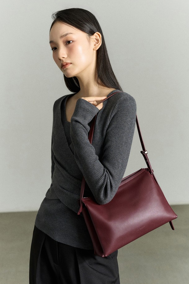 TRIO 레더 백 버건디는 부드러운 소가죽과 나파 레더 소재로 제작된 여성 숄더백입니다. 미디엄 사이즈의 사각 쉐입에 무지 패턴으로, 클래식, 미니멀, 시크 스타일을 연출하기 좋습니다. 내부는 코튼 안감으로 마감되었으며, 3칸으로 분리된 실용적인 수납공간과 스트랩이 있어 데이트룩, 모임룩, 오피스룩 등 다양한 TPO에 활용할 수 있습니다. 가로 28cm, 세로 20cm, 폭 8cm로, 로고 디자인이 돋보입니다.
