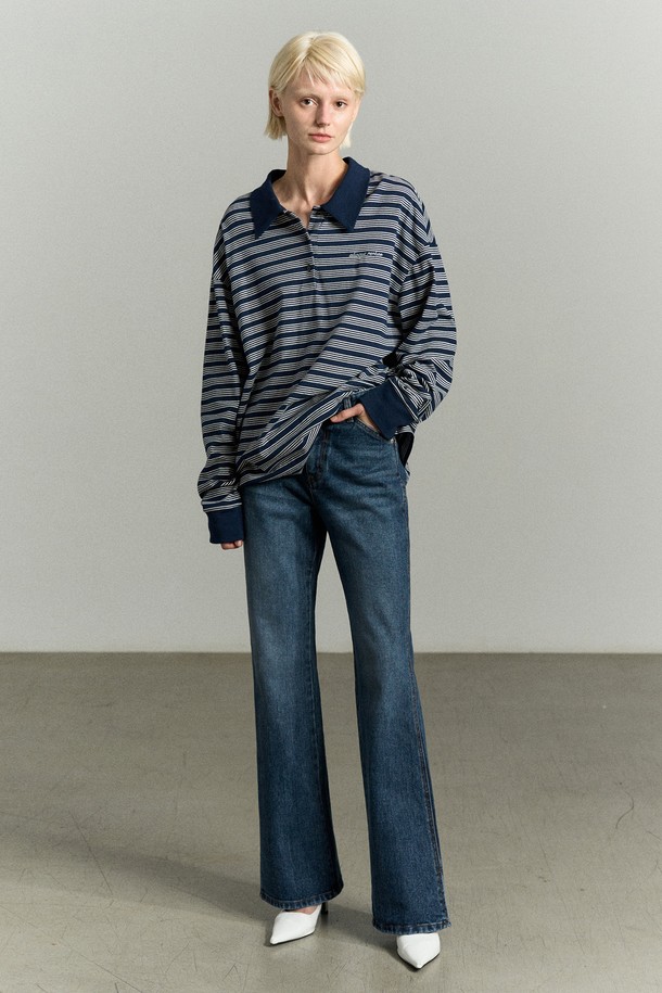 워시드 블루 컬러의 SLIT-HEM 부츠컷 데님 청바지입니다. 부드러운 촉감의 데님과 코튼 혼방 소재로 제작되어 편안한 착용감을 선사합니다. 밑단 트임 디테일이 돋보이며, RE RHEE 로고 자수와 리이(RE RHEE) 로고 각인 캔톤으로 포인트를 더했습니다. 간결한 포켓 디자인과 레귤러 핏으로 캐주얼하면서도 세련된 스타일을 연출할 수 있으며 봄, 여름, 가을 데일리룩과 쇼핑, 카페룩에 활용하기 좋습니다. 미니멀하고 클래식한 무드를 즐겨보세요.
