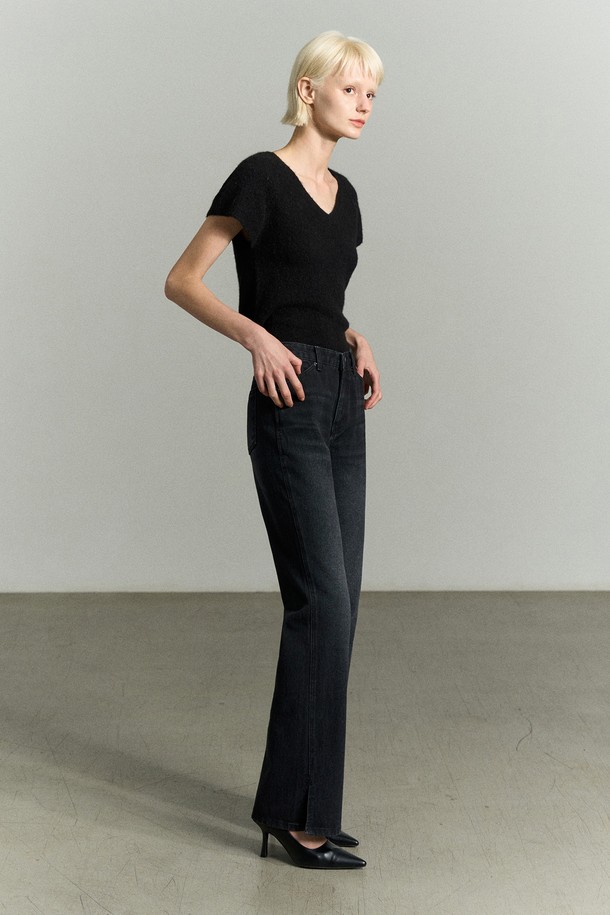 워시드 블랙 컬러의 SLIT-HEM 부츠컷 데님 청바지입니다. 부드러운 코튼 소재로 제작되어 편안한 착용감을 선사하며, 사계절 내내 활용 가능합니다. 밑단 슬릿 디테일이 돋보이며, 뒷 허리 로고 자수와 간결한 앞 포켓 디자인으로 포인트를 더했습니다. 레귤러핏으로 캐주얼, 미니멀, 클래식 스타일을 연출하기 좋으며, 리이 로고 각인 캔톤 마감으로 고급스러움을 더했습니다. 쇼핑룩이나 카페룩 등 다양한 TPO에 매치하여 세련된 스타일을 완성해보세요.
