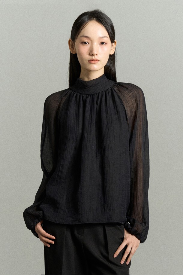 하이넥 시스루 슬리브 블라우스는 여성스러운 매력을 극대화하는 아이템입니다. 우아하고 엘레강스한 스타일을 연출하며, 봄, 가을 시즌에 적합합니다. 얇고 부드러운 텐셀, 나일론, 폴리에스터 혼방 소재로 제작되어 편안한 착용감을 선사합니다. 하이넥 디자인과 벌룬 소매, 셔링 및 타이 디테일이 더해져 페미닌한 무드를 강조하며, 비침이 있는 시스루 소매는 은은한 섹시함을 더합니다. 오피스룩, 모임룩, 소개팅룩 등 다양한 TPO에 활용 가능하며, 클래식, 미니멀, 로맨틱 스타일을 즐기는 분들께 추천합니다.
