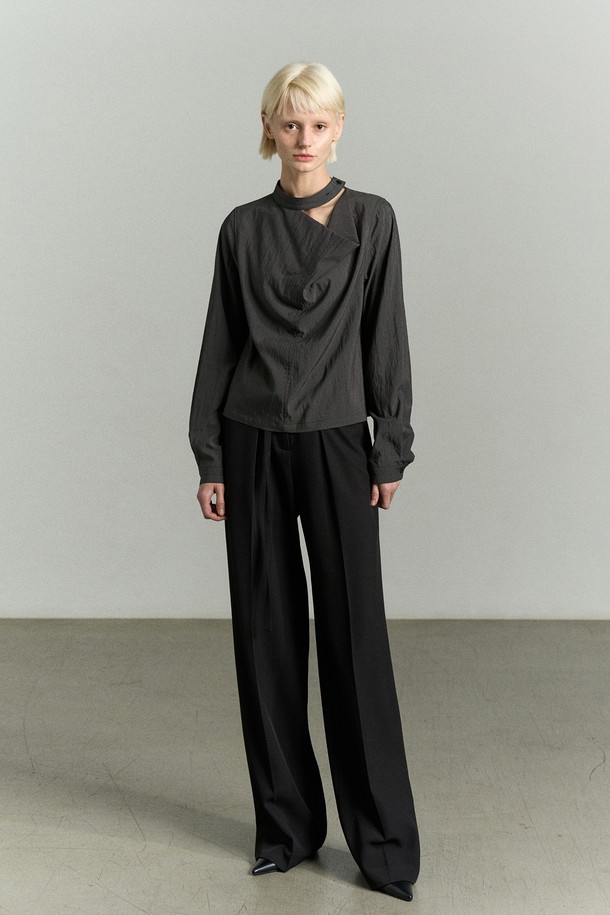 "넥 디테일 드레이핑 블라우스"는 우아함과 모던함을 동시에 표현하는 여성 블라우스입니다. 부드러운 레이온과 나일론 혼방 소재로 제작되어, 은은한 광택감과 부드러운 촉감을 선사합니다. 얇은 두께감으로 사계절 내내 활용 가능하며, 카울넥 디자인과 타이 디테일이 특징입니다. 구김이 적어 관리가 용이하며, 2버튼으로 사이즈 조절이 가능하고, 커프스 단추 디테일로 고급스러움을 더했습니다. 오피스룩, 모임룩, 소개팅룩 등 다양한 TPO에 맞춰 클래식, 미니멀, 시크한 스타일을 연출해보세요.
