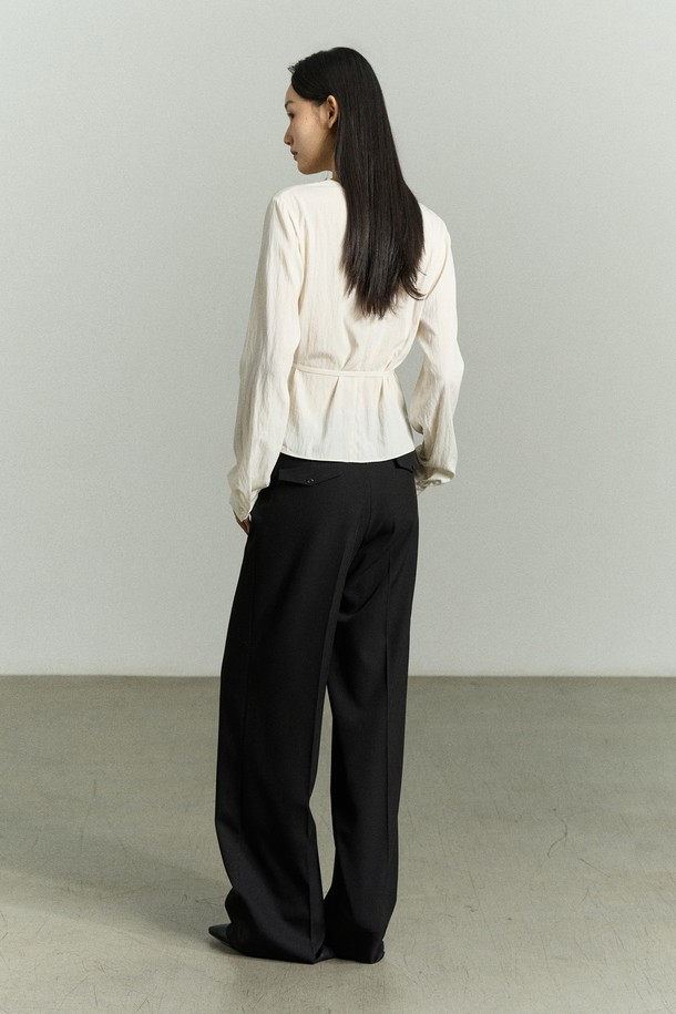 우아하고 세련된 무드의 "드레이프 넥 벨티드 블라우스"입니다. 은은하게 드레이핑된 카울넥 디자인이 여성스러운 실루엣을 연출하며, 허리 스트랩 벨트로 허리 라인을 강조하여 더욱 슬림해 보이는 효과를 줍니다. 부드러운 레이온과 나일론 혼방 소재로 제작되어, 얇지만 고급스러운 촉감을 선사하며 편안하게 착용할 수 있습니다. 깔끔한 화이트 컬러에 무지 디자인으로 어떤 하의와도 잘 어울리며, 데일리룩, 포멀룩, 캐주얼룩 등 다양한 스타일을 소화할 수 있습니다. 구김이 적고 관리가 용이하여 실용적이며, 오피스룩, 모임룩, 소개팅룩 등 TPO에 맞춰 폭넓게 활용할 수 있습니다.
