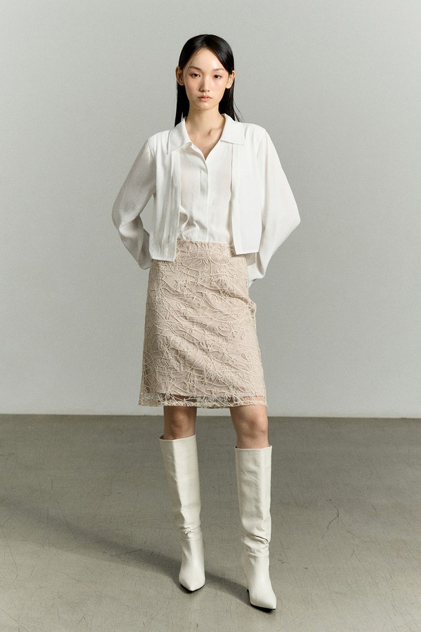 세련된 무드의 FRONT-TIE 레이어드 셔츠 블라우스 화이트입니다. 부드러운 레이온 소재로 제작되어 편안한 착용감을 선사하며, 앞판 이중 레이어드 구조와 리본 디테일이 여성스러운 포인트를 더합니다. 와이드 카라 디자인과 레귤러핏으로 어떤 스타일에도 잘 어울리며, 가을, 겨울 시즌 데이트룩, 카페룩, 모임룩과 같은 TPO에 맞춰 클래식, 미니멀, 로맨틱 스타일을 연출할 수 있습니다. 비침 방지 기능과 자개 로고 버튼으로 고급스러운 마감 처리를 하였으며, 긴 소매 기장과 얇은 두께감으로 레이어드하여 다양한 스타일링을 즐기기 좋습니다.
