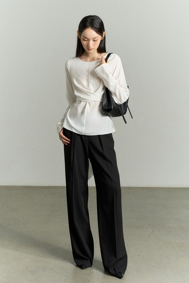 우아하고 페미닌한 무드의 FRONT WRAP BLOUSE (프론트 랩 블라우스)입니다. 봄, 여름 시즌에 어울리는 슬림핏 블라우스로, 부드러운 레이온과 폴리에스터 혼방 소재로 제작되어 은은한 광택과 시원한 착용감을 선사합니다. 라운드 넥에 긴 소매 기장이며, 앞면 꼬임 디테일과 뒷면 타이, 소매 단추 디테일이 여성스러운 포인트를 더합니다. 데이트룩, 카페룩, 모임룩 등 다양한 TPO에 클래식, 미니멀, 로맨틱 스타일로 연출해보세요. 뒷목 단추 여밈으로 깔끔하게 마무리됩니다.
