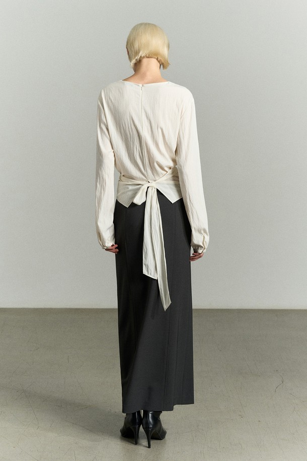 "WAIST WRAP 블라우스 펄"은 여성스러운 분위기를 연출하는 블라우스입니다. 부드러운 레이온과 나일론 혼방 소재로 제작되어 은은한 광택감과 편안한 착용감을 선사합니다. 슬림핏 디자인에 허리 라인을 강조하는 크로스 랩 스타일과 뒷면 매듭 디테일이 특징이며, 셔링 소매로 로맨틱한 무드를 더했습니다. 라운드넥과 긴 소매, 얇은 두께감으로 봄, 여름 데일리룩과 일상룩에 적합하며, 데이트룩, 카페룩, 모임룩 등 다양한 TPO에 활용할 수 있습니다.
