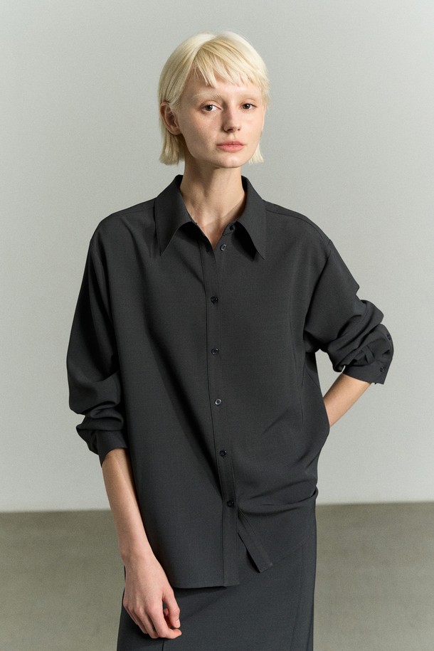 WAIST WRAP 셔츠 세트입니다. 페미닌과 캐주얼 무드를 동시에 연출할 수 있는 블랙 컬러의 셔츠/블라우스 세트로, 일상에서 활용하기 좋습니다. 얇고 부드러운 폴리에스테르 및 스판 혼방 소재로 제작되어 편안한 착용감을 선사하며, 랩 스타일 디자인과 RE RHEE 로고 버튼 디테일이 돋보입니다. 구김이 적어 관리하기 용이하며, 데이트룩과 오피스룩, 캐주얼 및 미니멀 스타일을 즐겨 입는 여성분들께 추천합니다. 반소매 레귤러 기장으로 사계절 내내 활용할 수 있습니다.
