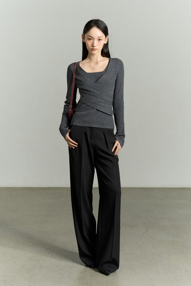 세련된 무드의 FRONT WRAP KNIT TOP (프론트 랩 니트 탑) 차콜입니다. 부드러운 촉감의 아크릴, 나일론, 폴리부틸렌 테레프탈레이트, 폴리에스터 혼방 소재로 제작되어 편안한 착용감을 선사합니다. 여리여리한 분위기를 연출하는 슬림핏 디자인으로, 크로스 랩 디테일과 이너 레이어드 연출이 가능합니다. 랩 디자인과 골지 패턴, 긴 소매 기장이 만나 미니멀하면서도 세련된 무드를 더합니다. 데이트룩, 카페룩, 모임룩 등 다양한 TPO에 미니멀, 클래식, 걸리시 스타일로 연출하기 좋습니다.
