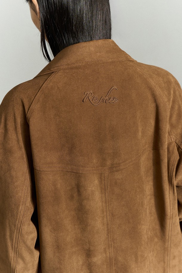 부드러운 스웨이드 소재가 돋보이는 SUEDE SHIRT JACKET(스웨이드 셔츠 재킷)입니다. 카멜 브라운 컬러의 하프 기장 셔츠 자켓으로, 루즈핏으로 제작되어 편안한 착용감을 선사합니다. 넓은 카라 디자인과 절개선, 스티치 디테일이 돋보이며, 로고 패치와 안감으로 고급스러움을 더했습니다. 봄, 가을에 데이트룩, 카페룩, 모임룩 등 다양한 TPO에 클래식, 미니멀, 시크한 스타일로 연출하기 좋습니다. 긴 소매와 버튼 여밈 방식으로, 우아하고 미니멀한 무드를 연출해 보세요.
