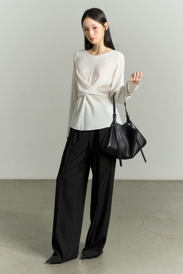 **ADJUSTABLE STRAP LEATHER BAG BLACK (어저스터블 스트랩 레더 백 블랙)**은 미니멀하고 모던한 감각을 더한 여성용 토트백입니다. 소가죽, 폴리에스터, 폴리우레탄 소재로 제작되었으며, 블랙 컬러와 로고 패턴으로 시크한 매력을 선사합니다. 3-4가지 스타일 변형이 가능하여 토트백, 숄더백, 벨트백, 슬링백으로 활용할 수 있으며, 드레이핑 디자인과 하이엔드 무드를 연출합니다. 길이 조절 가능한 스트랩과 RE RH'EE 로고 디테일, 사선 절개 디테일이 특징이며, 출근룩과 오피스룩에 잘 어울립니다. 미디엄 사이즈로 일상에서 실용적으로 사용할 수 있습니다.
