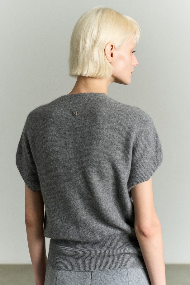 라쿤 울 하프 슬리브 톱 그레이는 여성스러운 무드를 연출하는 하프넥 니트입니다. 멜란지 그레이 및 모카 컬러로 출시되었으며, 봄, 가을, 겨울 시즌에 착용하기 좋습니다. 라쿤, 울, 나일론, 비스코스 혼방 소재로 제작되어 부드러운 촉감을 선사하며, 레귤러핏과 중간 두께감으로 편안하게 착용 가능합니다. 립 조직 밑단, 앞 중심 절개 라인, 뒷면 금속 장식, RE RHEE 브랜드 디테일이 돋보이며, 출근룩 및 모임룩에 미니멀하고 세련된 스타일을 더해줍니다.
