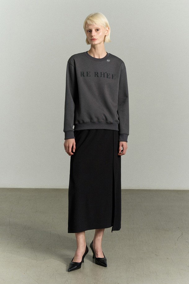 블러 로고 스웨트셔츠는 차콜 컬러의 남녀 공용 스탠다드핏 스웨트셔츠입니다. 면, 폴리에스터, 밍크 소재로 제작되었으며, 두꺼운 두께감과 부드러운 촉감, 기모 안감으로 보온성을 높였습니다. 긴 소매와 라운드넥 디자인으로, 겨울철 데일리룩, 집콕룩, 산책룩 등 다양한 TPO에 활용하기 좋습니다. 미니멀하고 베이직한 스타일을 추구하며, 전면에 RE RHEE 블렌딩 로고 그래픽과 네크라인 배색 심볼 자수가 포인트로 더해졌습니다.
