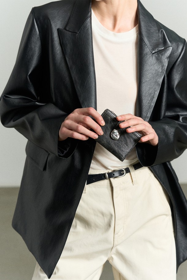 BRIDGE CARD WALLET (브릿지 카드 워렛) 차콜 그레이는 소가죽 소재의 슬림한 반지갑입니다. 카드 수납과 동전 수납이 가능한 실용적인 디자인으로, 사각 형태에 스톤 디자인 장식이 돋보입니다. 워싱 처리된 풀업 가죽과 투톤 컬러가 빈티지하면서도 세련된 느낌을 자아냅니다. 오피스룩, 비즈니스 캐주얼, 모임룩 등 다양한 TPO에 활용 가능하며, 클래식, 미니멀, 시크 스타일을 즐기는 분들께 추천합니다.
