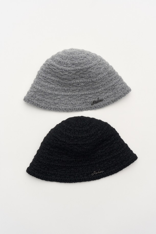 울 니트 버킷햇 블랙은 가을, 겨울철 따뜻함과 스타일을 동시에 잡을 수 있는 모자입니다. 부드러운 촉감의 울 80%, 나일론 20% 혼방 소재로 제작되어 보온성이 뛰어나며, 깊은 모자 깊이와 중간 챙 넓이로 안정적인 착용감을 제공합니다. 케이블 니트 패턴과 니트 디자인으로 클래식, 미니멀, 캐주얼 스타일 모두 소화 가능하며, 출근룩이나 모임룩에 포인트를 더할 수 있습니다.
