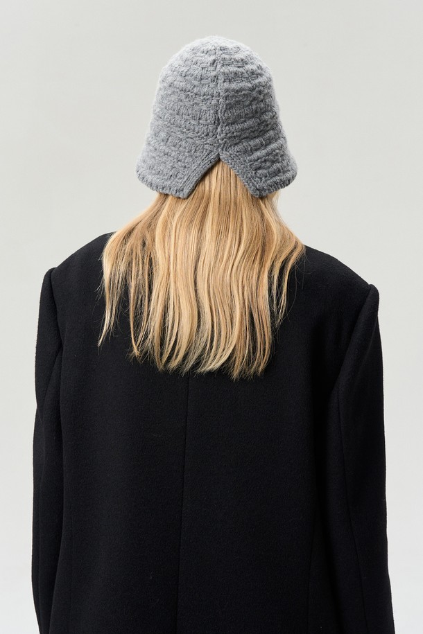 WOOL KNIT 버킷 햇 그레이는 부드러운 촉감의 울(Wool)과 나일론 혼방 니트 소재로 제작되어 가을, 겨울철 보온성을 높여줍니다. 깊은 모자 깊이와 중간 챙 넓이, 케이블 패턴이 적용되어 클래식, 캐주얼, 미니멀 스타일을 모두 소화할 수 있습니다. 일상 속 산책룩에 포인트를 더해줄 뿐만 아니라, 넉넉한 두께감으로 따뜻하게 착용 가능합니다. 그레이 컬러의 무난함은 어떤 옷차림에도 자연스럽게 어울립니다.
