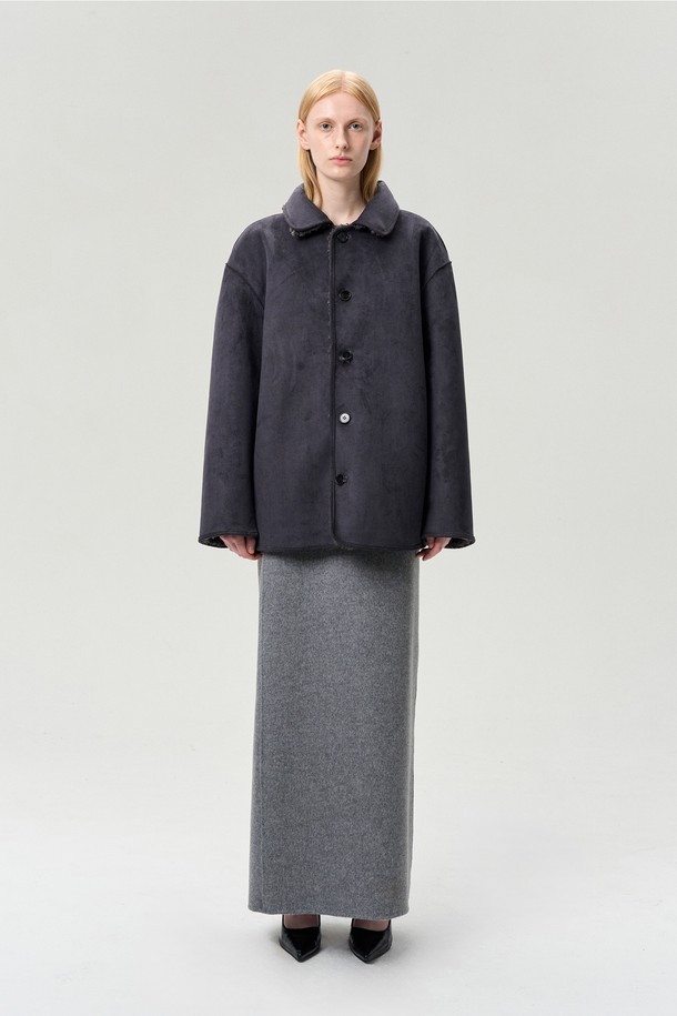 **리버시블 퍼 재킷 차콜**은 여성용 아우터로, 겨울철 일상룩과 출근룩, 모임룩에 모두 잘 어울립니다. 차콜 컬러의 무지 디자인으로 캐주얼, 클래식, 미니멀 스타일을 연출하기 좋습니다. 두꺼운 두께감과 부드러운 촉감의 폴리에스터, 스판덱스 혼방 소재로 제작되었으며, 양면 착용이 가능한 리버서블 코트 타입입니다. 긴 소매 기장의 레귤러핏 재킷으로 버튼 여밈 방식이며, 안감은 퍼로 마감되어 보온성을 높였습니다.
