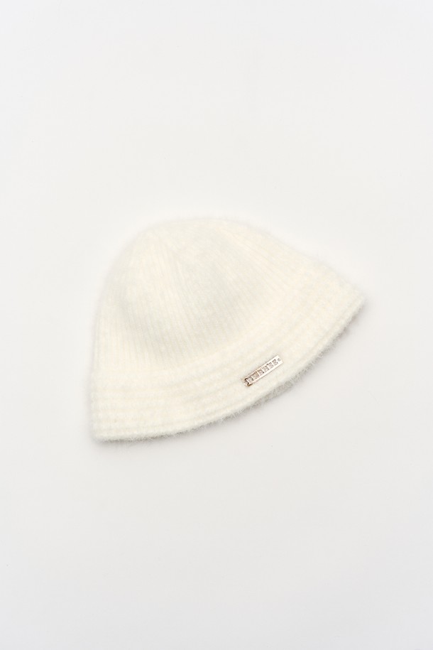 케이블 니트 비니는 여성용으로, 아크릴과 나일론 혼방 소재로 제작되어 부드러운 촉감을 선사합니다. 화이트 컬러의 두꺼운 니트 조직과 케이블 패턴이 돋보이는 디자인으로, 가을, 겨울 시즌에 따뜻하게 착용할 수 있습니다. 22cm의 모자 깊이로 안정적인 착용감을 제공하며, 캐주얼, 미니멀, 클래식 스타일 모두에 잘 어울립니다. 보온 기능에 충실하여 추운 날씨에도 따뜻함을 유지해 줍니다. 
