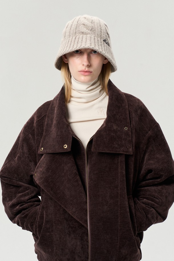 울 케이블 니트 비니는 가을, 겨울 시즌에 어울리는 포근한 모자입니다. 베이지와 브라운 두 가지 색상으로 출시되어 출근룩, 데이트룩 등 다양한 TPO에 활용 가능합니다. 울 80%, 나일론 20% 혼방 소재로 제작되어 부드러운 촉감을 자랑하며 깊은 모자 깊이로 안정감 있는 착용감을 선사합니다. 케이블 니트 패턴과 미니멀, 클래식, 캐주얼 스타일을 모두 아우르는 디자인으로 폭넓은 스타일 연출이 가능합니다. 두꺼운 두께감으로 보온성을 높였으며 니트 패턴이 돋보이는 디자인 장식이 특징입니다.
