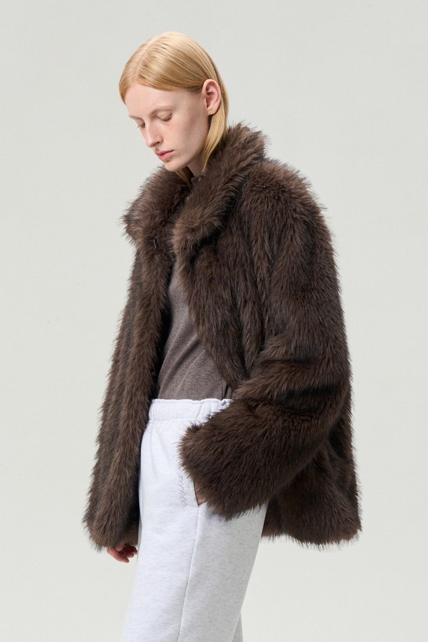 초콜릿 컬러의 드로우스트링 퍼 재킷은 부드러운 페이크퍼 소재로 제작되어 따뜻하고 포근한 착용감을 선사합니다. 루즈핏으로 편안하게 착용 가능하며, 허리 부분의 스트링으로 핏 조절이 용이합니다. 캐주얼, 클래식, 미니멀 스타일을 모두 소화할 수 있으며, 데이트룩에 우아함을 더해줍니다. 크롭 기장에 긴소매 디자인으로, 겨울철 다양한 스타일링에 활용하기 좋습니다. 히든 걸고리와 스냅 여밈 방식, 옆선 주머니, 카라 디자인이 돋보입니다.
