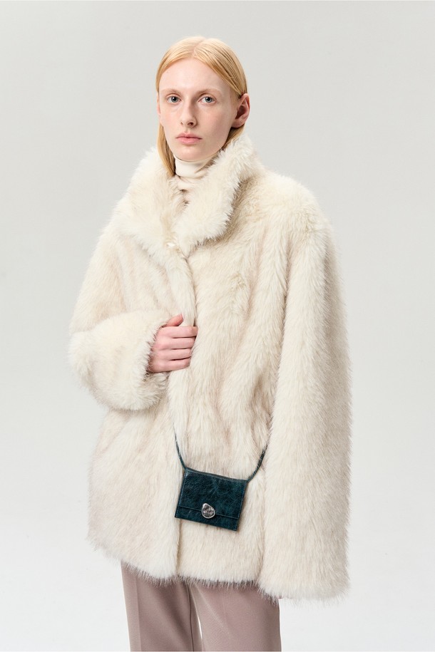 따뜻하고 포근한 분위기를 연출하는 드로우스트링 퍼 재킷 에크루입니다. 여성 의류로, 겨울철 일상룩에 엘레강스함과 캐주얼 무드를 더해줍니다. 부드러운 촉감의 폴리에스터 퍼 소재에 숏 기장, 루즈핏으로 편안함을 선사하며, 스트링 조절 기능으로 다양한 스타일을 연출할 수 있습니다. 스냅과 히든 여밈 방식으로 깔끔함을 더하고, 카라 디자인과 옆선 주머니로 실용성을 높였습니다. 데이트룩, 모임룩, 연말 모임룩 등 다양한 TPO에 클래식, 캐주얼, 미니멀 스타일로 매치하여 세련된 룩을 완성해보세요.
