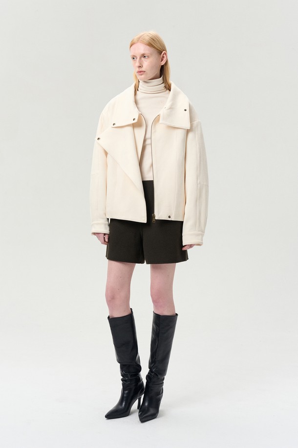 **하이넥 코듀로이 점퍼 크림**은 부드러운 코듀로이 소재와 보온성을 자랑하는 겨울철 필수 아우터입니다. 탈착 가능한 퍼 카라와 밑단 밴딩, 방풍 효과로 추운 날씨에도 따뜻하고 편안하게 착용할 수 있습니다. 레귤러 핏에 지퍼와 스냅으로 여밈 방식을 더해 실용성을 높였으며, 크림과 코코아 브라운 두 가지 컬러로 출시되었습니다. 베이직한 디자인으로 출근룩, 데이트룩 등 다양한 스타일에 매치하기 좋으며, 클래식, 미니멀, 캐주얼 무드를 연출할 수 있습니다. 긴 소매 기장의 레귤러 기장으로, 겨울철 스타일리시함을 더해 줄 무스탕 타입의 재킷입니다.
