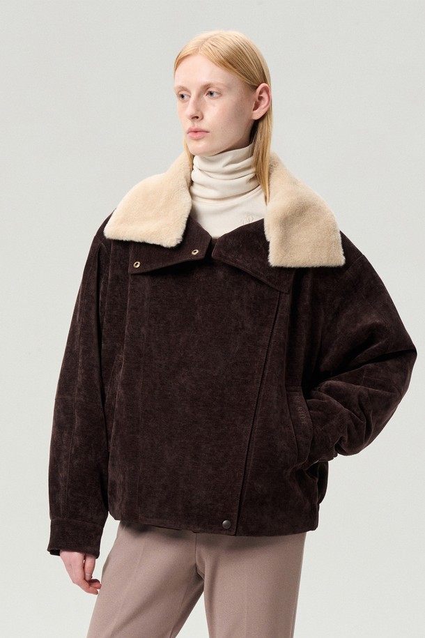 **하이넥 코듀로이 점퍼 코코아 브라운**은 겨울철 따뜻함과 스타일을 책임지는 여성 무스탕입니다. 부드러운 코듀로이 소재와 두꺼운 두께감, 퍼 안감으로 뛰어난 보온성을 제공하며 방풍 기능으로 추운 날씨에도 끄떡없습니다. 탈착 가능한 퍼 카라와 밑단 밴딩 디테일이 캐주얼하면서도 베이직한 디자인을 완성합니다. 지퍼와 스냅 여밈으로 간편하게 착용 가능하며, 레귤러핏 크롭 기장으로 다양한 스타일 연출에 활용할 수 있습니다. 출근룩과 데이트룩에 모두 잘 어울리는 코코아 브라운 컬러의 하이넥 코듀로이 점퍼로 따뜻하고 세련된 겨울을 보내세요.
