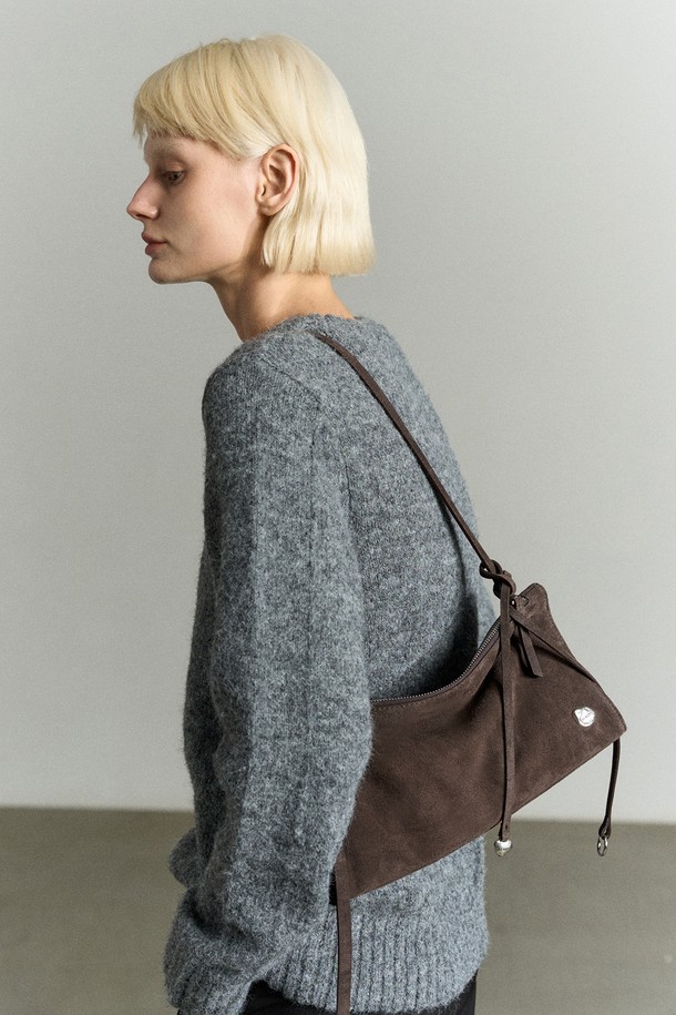 세련된 무드를 연출하는 'ASYMMETRIC COWHIDE SHOULDER BAG'입니다. 부드러운 소가죽 소재의 미디엄 사이즈 숄더백으로, 아치형 디자인과 언발란스 스트랩이 특징입니다. 슬림한 바디에 탑 지퍼와 코튼 안감을 더해 실용성을 높였으며, 시그니처 스톤 장식과 매듭 디테일로 포인트를 주었습니다. 클래식, 미니멀, 시크 스타일을 즐기는 여성분들께 오피스룩, 모임룩, 소개팅룩 등 다양한 TPO에 맞춰 활용하기 좋은 아이템입니다. 지퍼형 잠금 방식으로 소지품을 안전하게 보관할 수 있습니다.
