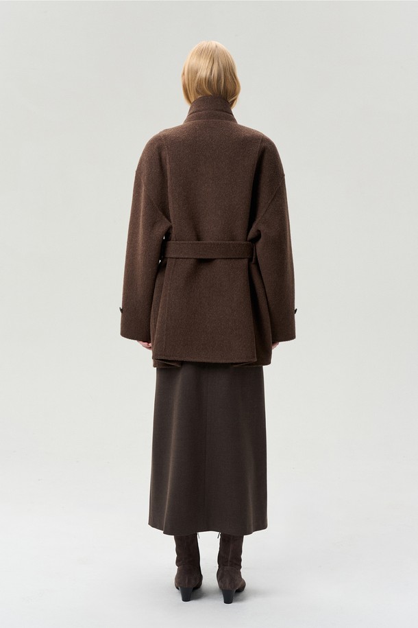 울 블렌드 버튼업 하프 코트는 가을과 겨울에 어울리는 여성용 아우터입니다. 초콜릿 브라운 컬러의 하이넥 디자인으로, 모던하고 도회적인 무드를 연출합니다. 루즈핏으로 제작되어 편안하며, 탈부착 가능한 허리 스트랩으로 다양한 스타일을 연출할 수 있습니다. 울, 텐셀, 폴리에스터 혼방 소재로 부드러운 촉감과 은은한 광택감을 선사하며, 소매 비죠 디테일이 돋보입니다. 출근룩, 오피스룩, 모임룩 등 다양한 TPO에 클래식, 미니멀, 캐주얼 스타일로 활용하기 좋습니다.
