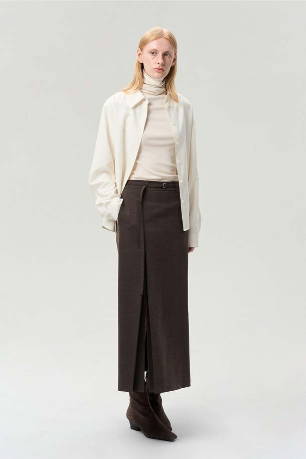 세련된 무드의 여성 셔츠/블라우스, "SIDE BUTTON SUEDE SHIRT" 화이트입니다. 부드러운 스웨이드 터치감과 기모 텍스처가 특징이며, 시크하고 감각적인 스타일을 연출합니다. 데일리룩과 포멀룩 모두 소화 가능한 활용도 높은 아이템으로, 사이드 버튼 디테일과 마블 투톤 버튼이 포인트를 더합니다. 긴소매 디자인과 스탠다드핏으로 편안하게 착용 가능하며, 2-way 착용으로 다양한 스타일을 연출할 수 있습니다. 봄, 가을 시즌에 오피스룩, 출근룩, 모임룩 등 TPO에 맞춰 클래식하고 미니멀한 스타일을 완성해보세요.
