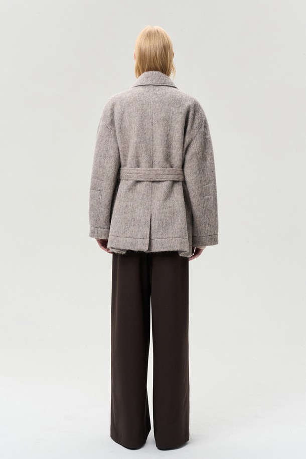 WOOL BLEND FUNNEL NECK HALF COAT는 여성스러운 무드와 캐주얼함을 동시에 연출하는 하프 코트입니다. 부드러운 촉감의 울(Wool)과 폴리에스터 혼방 소재로 제작되어 가을과 겨울에 따뜻하게 착용할 수 있습니다. 하이넥으로 연출 가능한 둥근 카라 디자인과 탈부착 가능한 허리 스트랩으로 다양한 스타일을 연출할 수 있으며, 가슴 포켓과 사이드 포켓으로 실용성을 더했습니다. 루즈핏으로 편안한 착용감을 선사하며, 그레이 컬러와 무지 디자인으로 출근룩, 모임룩, 데이트룩 등 다양한 TPO에 활용 가능합니다. 클래식, 미니멀, 캐주얼 스타일을 즐겨 입는 분들께 추천합니다.
