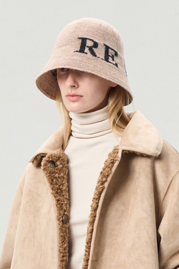 헤이즐넛 컬러의 로고 자수 울 버킷햇입니다. 울 80%, 나일론 20% 혼방 소재로 제작되어 부드러운 촉감과 두꺼운 두께감으로 따뜻함을 선사합니다. 깊은 모자 깊이와 중간 챙 넓이로 편안한 착용감을 제공하며, 캐주얼, 클래식, 미니멀 스타일 모두 소화 가능합니다. 가을, 겨울철 출근룩과 모임룩에 포인트 아이템으로 활용하기 좋습니다. 자수 디테일의 로고 디자인이 돋보이는 모자입니다.
