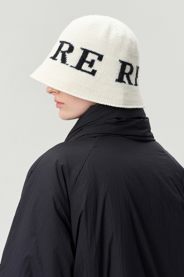 아이보리 컬러의 로고 자수가 돋보이는 울 버킷햇입니다. 울 80%, 나일론 20% 혼방 소재로 제작되어 부드러운 촉감을 선사하며, 봄, 가을, 겨울 시즌에 착용하기 좋습니다. 모자 깊이 22cm로 디자인되어 편안한 착용감을 제공하며, 캐주얼, 클래식, 미니멀 스타일과 잘 어울립니다. 산책룩에 포인트 아이템으로 활용하여 세련된 분위기를 연출해보세요.
