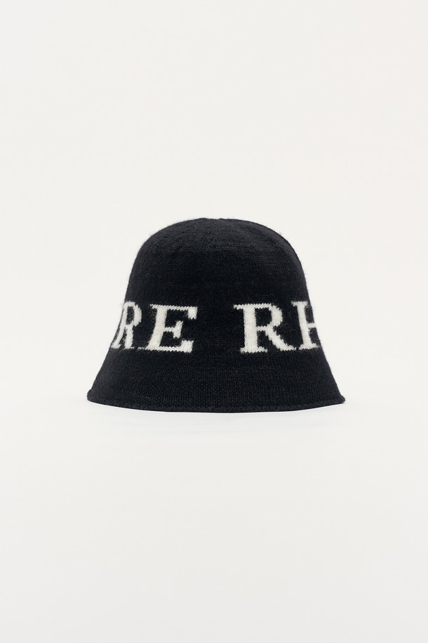 블랙 컬러의 로고 자수가 돋보이는 울 버킷햇입니다. 울 80%와 나일론 20% 혼방 소재로 제작되어 부드러운 촉감을 선사하며, 가을/겨울 시즌에 따뜻하게 착용하기 좋습니다. 깊은 모자 깊이와 중간 챙 넓이로 안정적인 핏을 제공하며, 미니멀, 클래식, 캐주얼 스타일 모두 소화 가능합니다. 출근룩과 모임룩에 포인트 아이템으로 활용하여 세련된 분위기를 연출해보세요.
