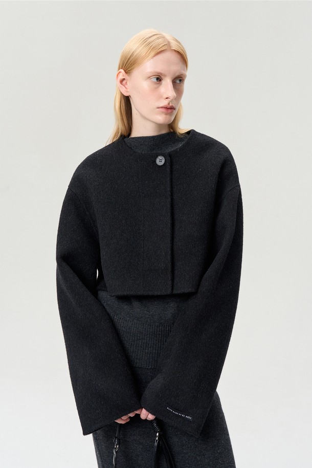 울 크롭 재킷 차콜은 여성스러운 스타일을 위한 겨울철 필수 아이템입니다. 부드러운 촉감의 울 소재와 두꺼운 두께감으로 따뜻함을 선사하며, 클래식한 무드의 무지 디자인이 특징입니다. 노카라 디자인에 볼륨감 있는 소매 라인과 아치형 실루엣이 세련된 분위기를 연출합니다. 싱글 버튼과 히든 여밈 방식으로 깔끔함을 더했으며, 루즈핏으로 편안하게 착용 가능합니다. 오피스룩, 모임룩, 데이트룩 등 다양한 TPO에 클래식, 미니멀, 시크 스타일을 연출해보세요.
