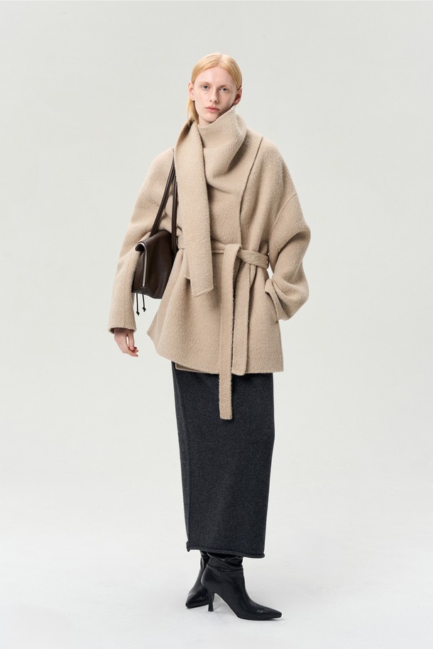 SURI ALPACA WOOL SCARF 재킷 (샌드 베이지)는 여성용 하프 코트로, 겨울에 따뜻함과 스타일을 동시에 선사합니다. 부드러운 알파카 울, 울, 나일론 혼방 소재로 제작되어 뛰어난 촉감을 자랑하며, 오버핏과 루즈핏으로 편안하게 착용 가능합니다. 머플러 디자인의 네크라인과 탈부착 가능한 스트랩이 특징이며, 핸드메이드 원단과 안감(폴리에스터) 마감으로 고급스러움을 더했습니다. 미니멀, 우아함, 모던 스타일을 추구하는 분들께 출근룩, 모임룩, 데이트룩, 클래식, 미니멀, 시크 스타일로 폭넓게 활용하기 좋은 아이템입니다. 샌드 베이지 컬러의 무지 디자인으로 어떤 옷에도 쉽게 매치할 수 있습니다.
