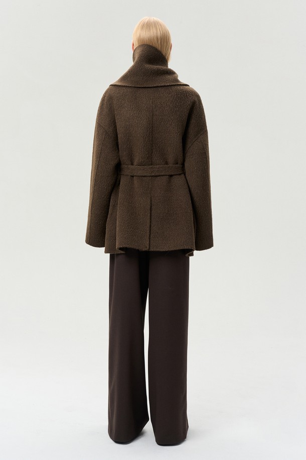 SURI ALPACA WOOL SCARF JACKET TRUFFLE(수리 알파카 울 스카프 재킷 트러플)은 고급스러운 겨울 스타일을 완성하는 스카프 자켓입니다. 트러플 브라운과 샌드 베이지 두 가지 색상으로 제공되며, 부드러운 알파카, 울, 나일론 혼방 소재로 제작되어 포근한 촉감을 선사합니다. 루즈핏의 하프 코트 스타일로, 머플러 디자인 네크라인과 탈부착 가능한 스트랩, 드롭 숄더 디테일이 특징입니다. 일상, 격식 있는 자리 모두 잘 어울리며, 클래식, 미니멀, 시크 스타일을 즐기는 분들께 추천합니다. 특히 모임룩, 데이트룩, 출근룩 등 다양한 TPO에 활용 가능합니다.
