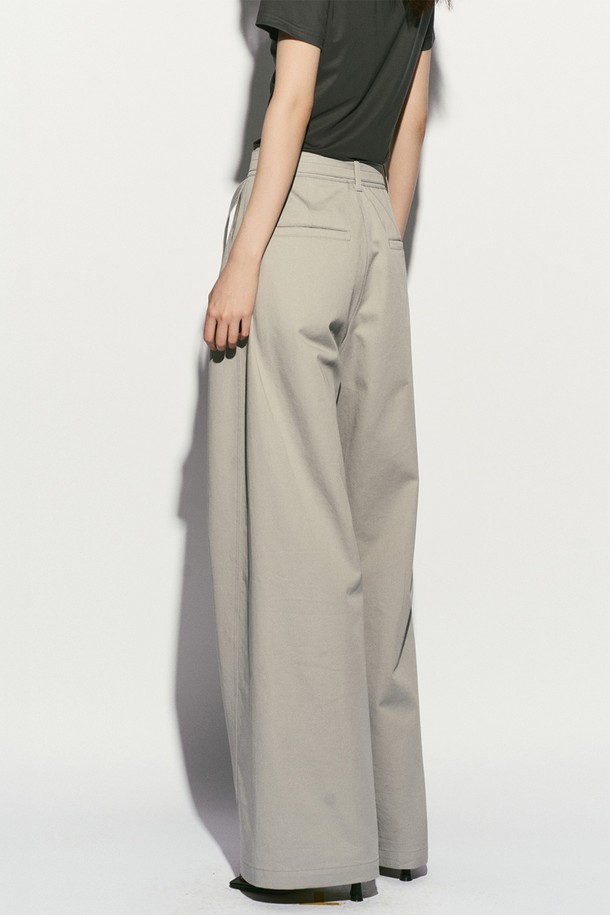 BELTED STRAIGHT LEG TROUSER ASH GRAY (벨티드 스트레이트 레그 트라우저 애쉬 그레이)는 여성 의류 바지입니다. 봄, 여름 시즌에 어울리는 애쉬 그레이 컬러의 면 소재 긴 바지로, 허리 벨트 디테일과 커브드 라인 옆선 절개가 특징입니다. 모던하고 트렌디한 스타일을 연출하며, 와이드핏과 스트레이트 핏이 혼합된 디자인입니다. 출근룩, 오피스룩, 데이트룩 등 다양한 TPO에 활용 가능하며, 미니멀, 클래식, 시크 스타일을 선호하는 분들께 적합합니다. 허리 서브 포켓 디테일과 Tone on Tone 버튼, 고밀도 면 치노 원단을 사용하여 고급스러움을 더했습니다.
