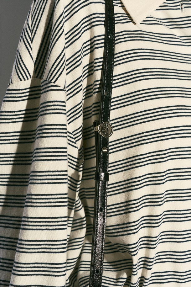 스퀘어 크로스바디 백 블랙은 부드러운 소가죽 소재로 제작되어 빈티지하면서도 클래식한 무드를 자아내는 여성용 크로스백입니다. 내부에는 오픈 포켓이 있어 실용성을 높였으며, 시그니처 로고 인쇄와 내부 로고 가죽 바인딩 디테일로 고급스러움을 더했습니다. 가방 모양은 사각형이며, 지퍼형 잠금 방식으로 소지품을 안전하게 보관할 수 있습니다. 길이 조절 가능한 스트랩으로 다양한 스타일 연출이 가능하며, 출근룩과 모임룩에 모두 잘 어울립니다. 모던하면서도 시크한 스타일을 추구하는 분들께 추천합니다.
