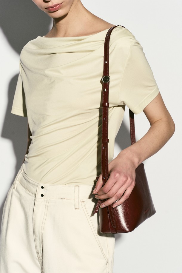 스퀘어 크로스백 버건디는 부드러운 소가죽 소재의 여성 크로스백입니다. 클래식하고 모던한 스타일로, 데이트룩이나 모임룩에 잘 어울립니다. 가방은 스몰 사이즈이며, 무지 패턴에 사각 모양으로 디자인되었습니다. 내부에는 오픈 포켓이 있어 수납이 용이하며, 지퍼형 잠금 방식으로 내용물을 안전하게 보호합니다. 빈티지한 가죽 질감과 로고 지퍼풀러, 내부 로고 가죽 바인딩으로 고급스러움을 더했습니다.
