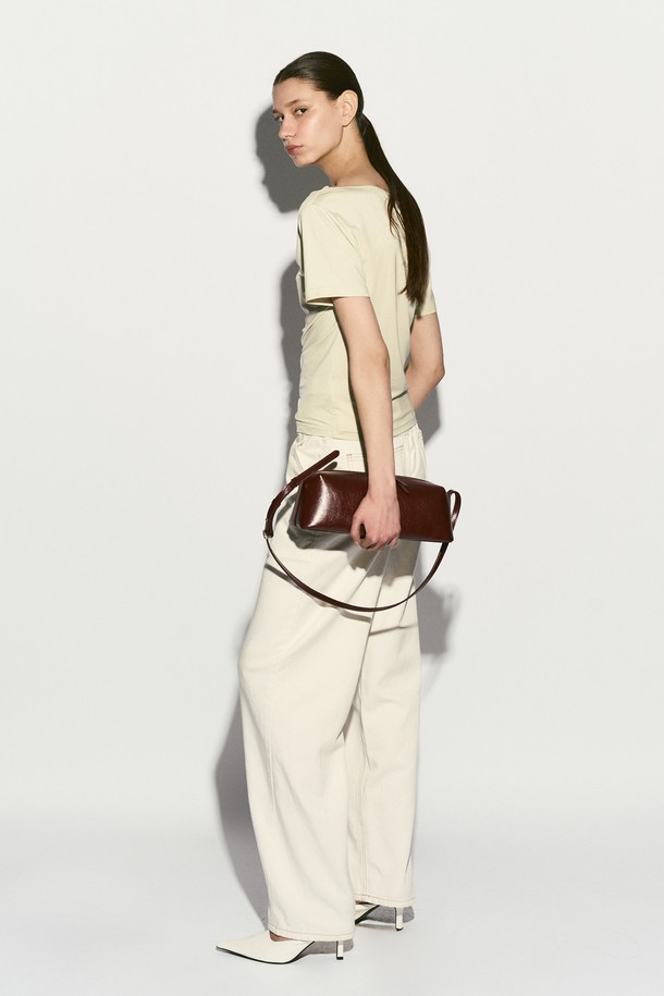 바게트 카우하이드 숄더백 버건디는 여성스러운 스타일을 완성하는 미디엄 사이즈의 가방입니다. 소가죽과 코튼 소재로 제작되었으며, 클래식, 빈티지, 모던 스타일을 모두 아우르는 디자인이 특징입니다. 숄더백 또는 크로스백으로 활용 가능하며, 투웨이 지퍼, 로고 지퍼풀러, 시그니처 로고 인쇄 등의 디테일로 고급스러움을 더했습니다. 내부 오픈 포켓과 길이 조절 스트랩으로 실용성을 높였으며, 데이트룩, 모임룩, 오피스룩 등 다양한 TPO에 잘 어울립니다. 미니멀하고 시크한 스타일을 선호하는 분들께 추천합니다.
