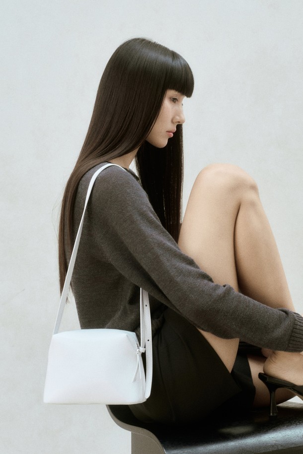 미스트 컬러의 SQUARE CROSSBODY BAG(스퀘어 크로스바디 백) MIST는 소가죽 소재의 여성용 크로스백입니다. 스몰 사이즈의 사각 쉐입으로, 빈티지하면서도 클래식한 디자인이 돋보입니다. 내부에는 오픈 포켓과 로고 가죽 바인딩이, 외부에는 지퍼 잠금 방식과 로고, 지퍼풀러, 로고 실링 루프 장식이 있습니다. 숄더/크로스 겸용으로 길이 조절이 가능하며, 데이트룩이나 오피스룩에 모던하면서도 시크한 스타일을 더해줍니다. 안감은 코튼 소재로 마감되었습니다.
