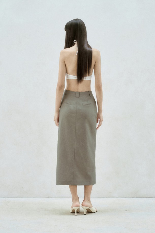 프론트 슬릿 미디 스커트는 여름 시즌, 여성 고객을 위해 디자인된 H라인 미디스커트입니다. 클래식과 캐주얼 무드를 동시에 연출할 수 있으며, 데일리룩과 오피스룩에 모두 활용 가능합니다. 얇고 부드러운 린넨, 폴리에스터, 폴리우레탄 혼방 소재로 제작되어 편안한 착용감을 선사합니다. 카키 컬러의 무지 디자인에 앞 중심 트임과 뒷면 입술 포켓, 벨트 고리 디테일이 더해져 세련된 스타일을 완성합니다. 레귤러 핏으로, 어떤 상의와도 잘 어울려 다양한 스타일을 연출할 수 있습니다.

