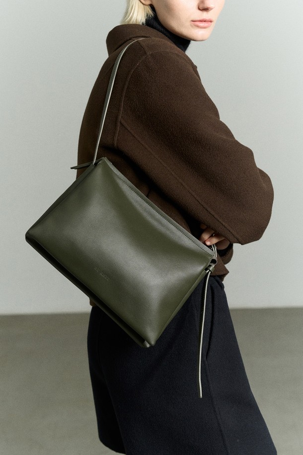 세련된 스타일을 완성하는 TRIO 레더Bag 카키입니다. 부드러운 소가죽과 나파레더 소재로 제작되어 고급스러운 질감을 선사하며, 여성스러운 오피스룩, 출근룩, 모임룩에 잘 어울립니다. 미디엄 사이즈로 실용적인 수납력을 자랑하며, 가방 내부 3칸 구조와 스트랩으로 편의성을 더했습니다. 무지 디자인에 로고 장식으로 포인트를 주어 클래식, 미니멀, 시크한 스타일을 연출할 수 있습니다. 세탁은 가죽 전문점에 맡겨 관리해주시고, 코튼 안감으로 섬세함을 더했습니다.
