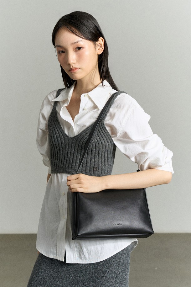 트리오 레더 백 블랙은 세련된 여성의 스타일을 완성하는 미디엄 사이즈 숄더백입니다. 부드러운 소가죽과 나파레더 소재로 제작되어 고급스러운 질감을 선사하며, 블랙 컬러의 무지 디자인으로 어떤 룩에도 잘 어울립니다. 가로 28cm, 세로 20cm, 폭 8cm의 실용적인 사이즈에 3칸 구조로 넉넉한 수납 공간을 제공하며, 코튼 안감으로 편안함을 더했습니다. 로고 장식으로 포인트를 더한 이 가방은 오피스룩, 출근룩, 모임룩 등 다양한 TPO에 클래식, 미니멀, 시크한 스타일을 연출하기 좋습니다.
