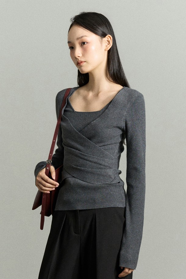 TRIO 레더 백 버건디는 부드러운 소가죽과 나파 레더 소재로 제작된 여성 숄더백입니다. 미디엄 사이즈의 사각 쉐입에 무지 패턴으로, 클래식, 미니멀, 시크 스타일을 연출하기 좋습니다. 내부는 코튼 안감으로 마감되었으며, 3칸으로 분리된 실용적인 수납공간과 스트랩이 있어 데이트룩, 모임룩, 오피스룩 등 다양한 TPO에 활용할 수 있습니다. 가로 28cm, 세로 20cm, 폭 8cm로, 로고 디자인이 돋보입니다.
