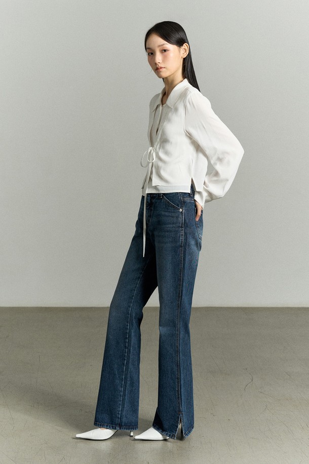 워시드 블루 컬러의 SLIT-HEM 부츠컷 데님 청바지입니다. 부드러운 촉감의 데님과 코튼 혼방 소재로 제작되어 편안한 착용감을 선사합니다. 밑단 트임 디테일이 돋보이며, RE RHEE 로고 자수와 리이(RE RHEE) 로고 각인 캔톤으로 포인트를 더했습니다. 간결한 포켓 디자인과 레귤러 핏으로 캐주얼하면서도 세련된 스타일을 연출할 수 있으며 봄, 여름, 가을 데일리룩과 쇼핑, 카페룩에 활용하기 좋습니다. 미니멀하고 클래식한 무드를 즐겨보세요.
