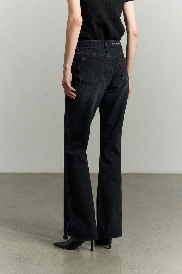 워시드 블랙 컬러의 SLIT-HEM 부츠컷 데님 청바지입니다. 부드러운 코튼 소재로 제작되어 편안한 착용감을 선사하며, 사계절 내내 활용 가능합니다. 밑단 슬릿 디테일이 돋보이며, 뒷 허리 로고 자수와 간결한 앞 포켓 디자인으로 포인트를 더했습니다. 레귤러핏으로 캐주얼, 미니멀, 클래식 스타일을 연출하기 좋으며, 리이 로고 각인 캔톤 마감으로 고급스러움을 더했습니다. 쇼핑룩이나 카페룩 등 다양한 TPO에 매치하여 세련된 스타일을 완성해보세요.
