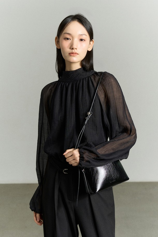 하이넥 시스루 슬리브 블라우스는 여성스러운 매력을 극대화하는 아이템입니다. 우아하고 엘레강스한 스타일을 연출하며, 봄, 가을 시즌에 적합합니다. 얇고 부드러운 텐셀, 나일론, 폴리에스터 혼방 소재로 제작되어 편안한 착용감을 선사합니다. 하이넥 디자인과 벌룬 소매, 셔링 및 타이 디테일이 더해져 페미닌한 무드를 강조하며, 비침이 있는 시스루 소매는 은은한 섹시함을 더합니다. 오피스룩, 모임룩, 소개팅룩 등 다양한 TPO에 활용 가능하며, 클래식, 미니멀, 로맨틱 스타일을 즐기는 분들께 추천합니다.
