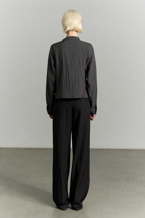 "넥 디테일 드레이핑 블라우스"는 우아함과 모던함을 동시에 표현하는 여성 블라우스입니다. 부드러운 레이온과 나일론 혼방 소재로 제작되어, 은은한 광택감과 부드러운 촉감을 선사합니다. 얇은 두께감으로 사계절 내내 활용 가능하며, 카울넥 디자인과 타이 디테일이 특징입니다. 구김이 적어 관리가 용이하며, 2버튼으로 사이즈 조절이 가능하고, 커프스 단추 디테일로 고급스러움을 더했습니다. 오피스룩, 모임룩, 소개팅룩 등 다양한 TPO에 맞춰 클래식, 미니멀, 시크한 스타일을 연출해보세요.
