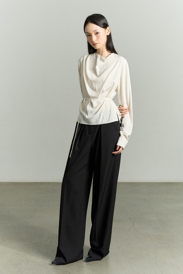 우아하고 세련된 무드의 "드레이프 넥 벨티드 블라우스"입니다. 은은하게 드레이핑된 카울넥 디자인이 여성스러운 실루엣을 연출하며, 허리 스트랩 벨트로 허리 라인을 강조하여 더욱 슬림해 보이는 효과를 줍니다. 부드러운 레이온과 나일론 혼방 소재로 제작되어, 얇지만 고급스러운 촉감을 선사하며 편안하게 착용할 수 있습니다. 깔끔한 화이트 컬러에 무지 디자인으로 어떤 하의와도 잘 어울리며, 데일리룩, 포멀룩, 캐주얼룩 등 다양한 스타일을 소화할 수 있습니다. 구김이 적고 관리가 용이하여 실용적이며, 오피스룩, 모임룩, 소개팅룩 등 TPO에 맞춰 폭넓게 활용할 수 있습니다.
