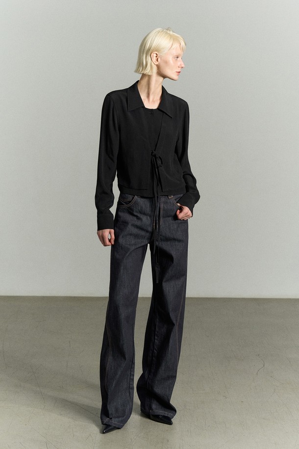 프론트 타이 레이어드 셔츠 블라우스 블랙은 시크, 로맨틱, 모던 스타일을 모두 아우르는 여성 의류입니다. 부드러운 레이온 소재로 제작되었으며, 앞판 이중 레이어드 디자인과 리본 디테일이 특징입니다. 와이드 카라와 세미 크롭 기장으로 세련된 실루엣을 연출하며, 긴 소매로 FW 시즌에도 따뜻하게 착용할 수 있습니다. 리얼 자개 로고 버튼과 비침 방지 레이어드로 고급스러움을 더했습니다. 데이트룩, 모임룩, 오피스룩 등 다양한 TPO에 활용하여 시크하고 클래식하며 미니멀한 스타일을 완성해보세요.
